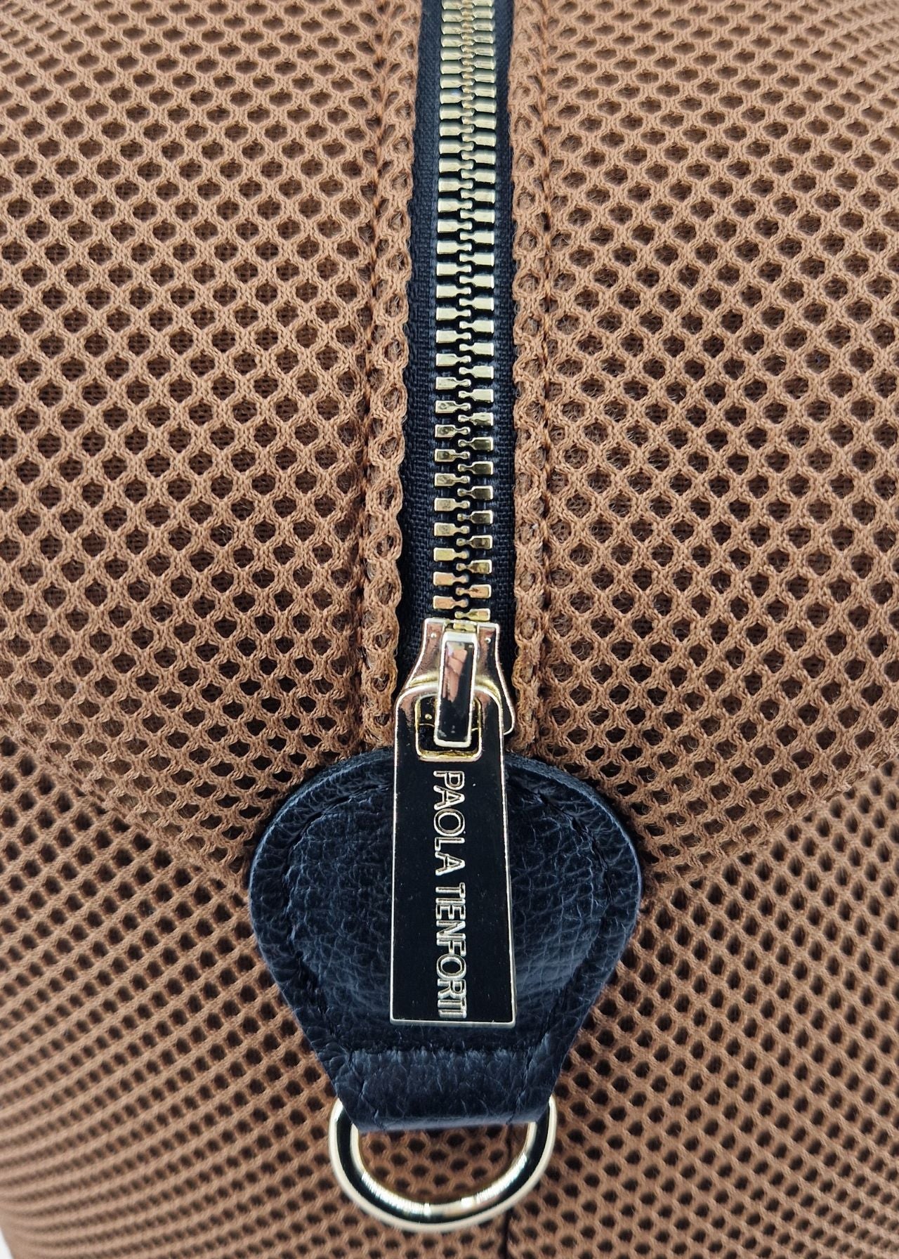 Bauletto large tessuto tecnico traforato e pelle con dettagli oro