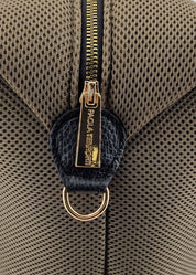 Bauletto large tessuto tecnico traforato e pelle con dettagli oro