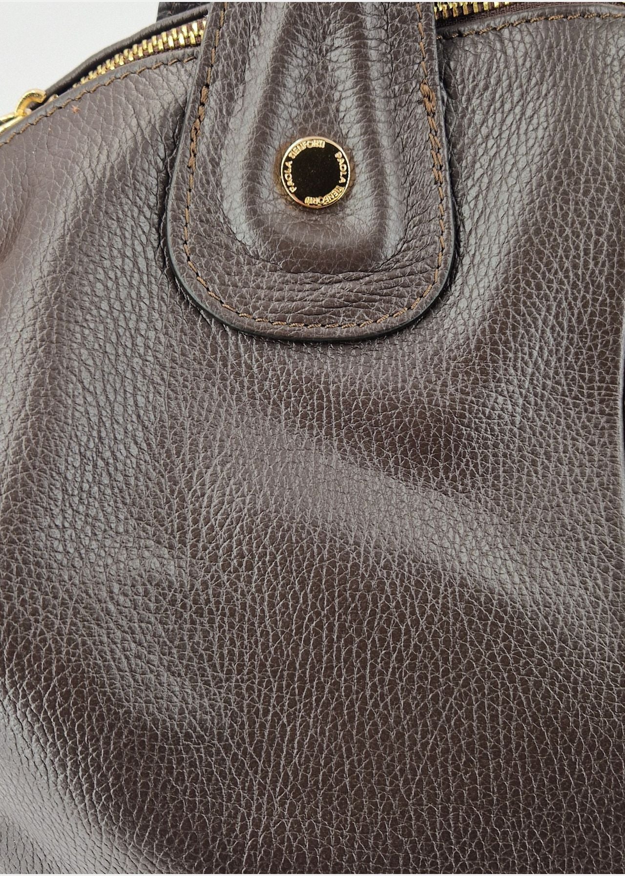 Bauletto in pelle da donna con dettagli oro