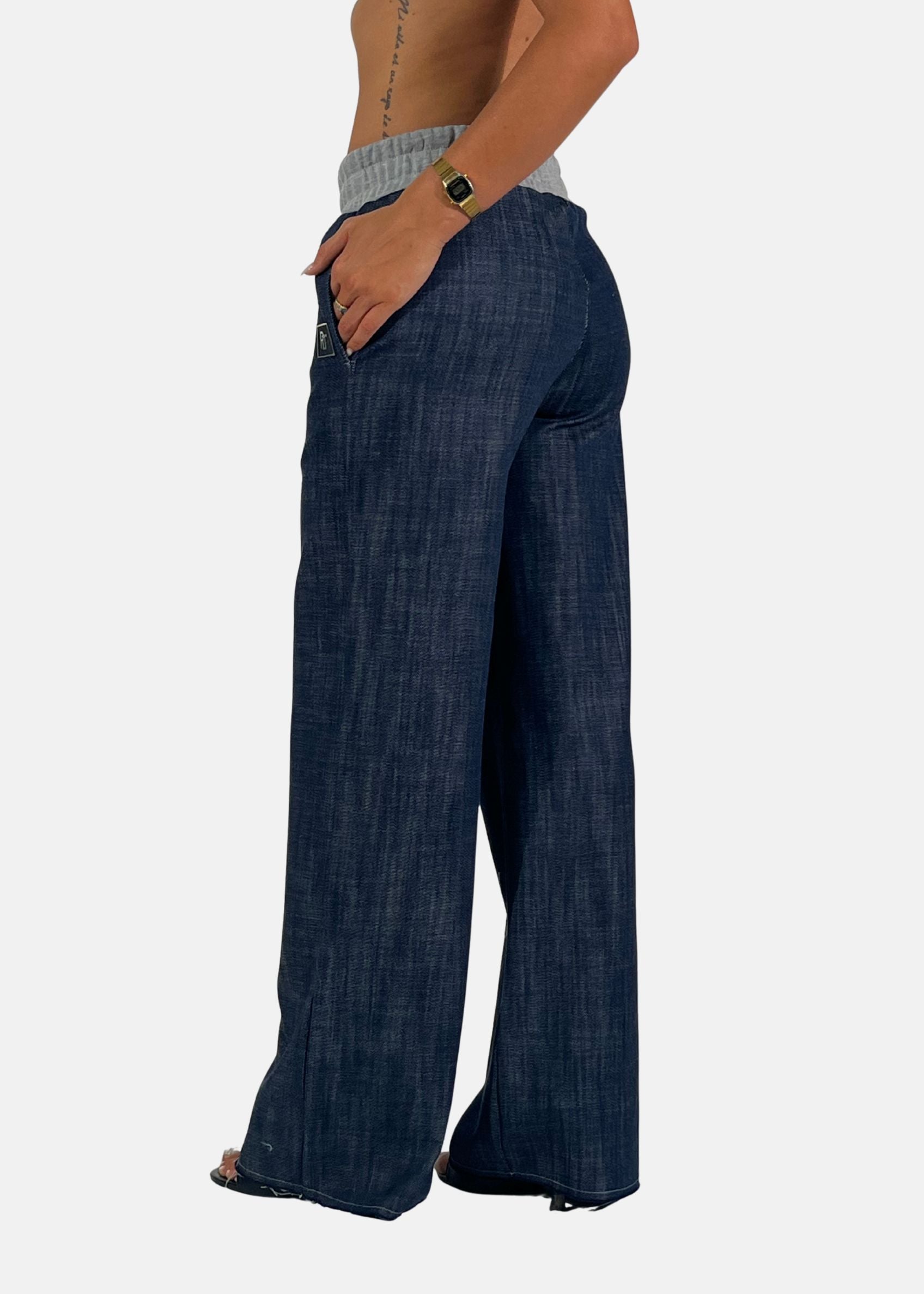 Pantalone a palazzo in jeans e felpa