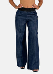 Pantalone a palazzo in jeans e felpa