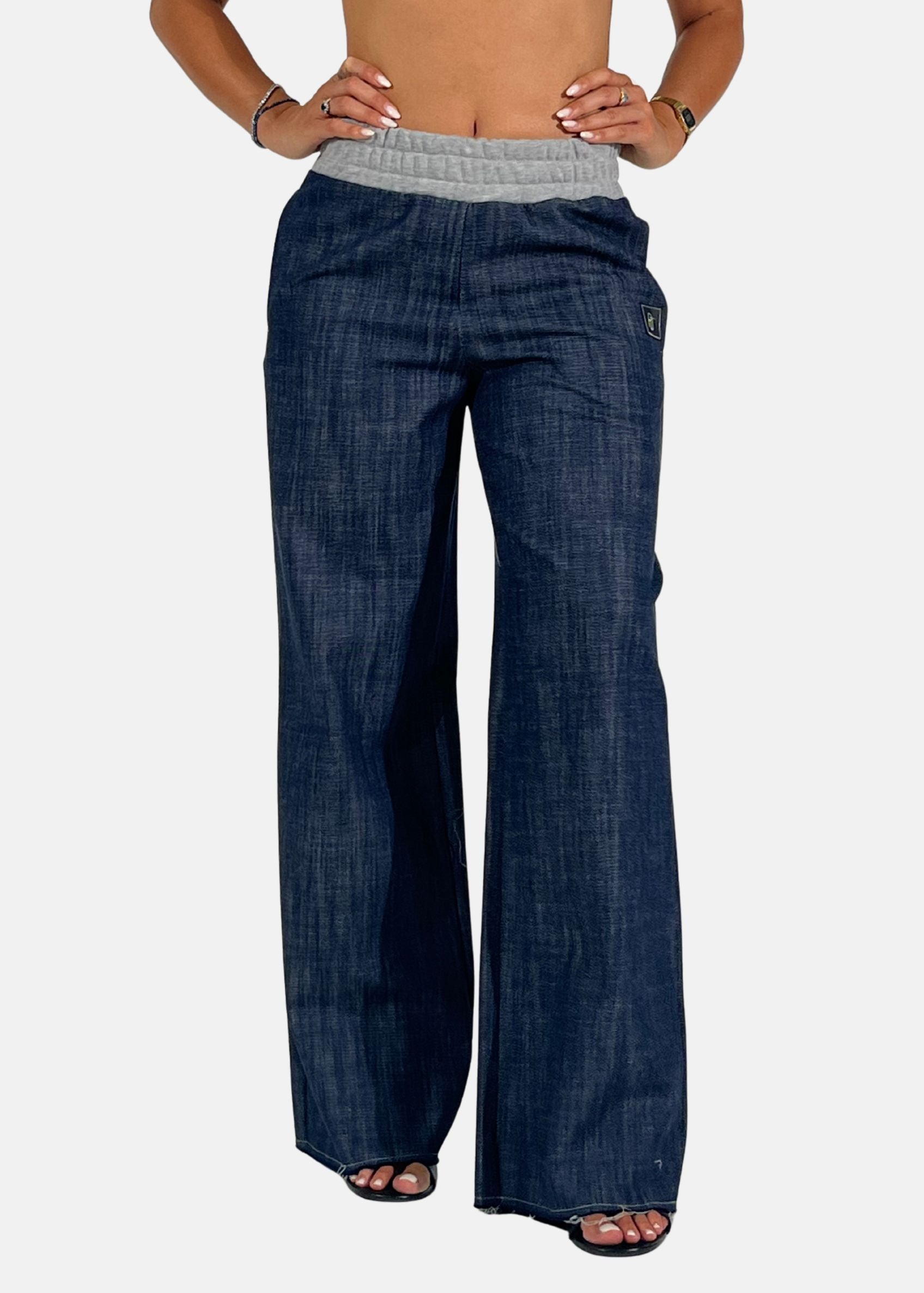 Pantalone a palazzo in jeans e felpa