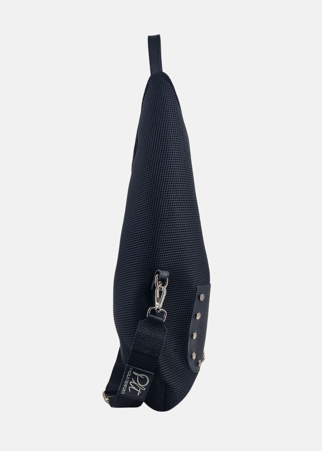 Sacca hobo in tessuto tecnico traforato con tasche e dettagli argento