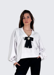 Felpa scollo a V con spilla