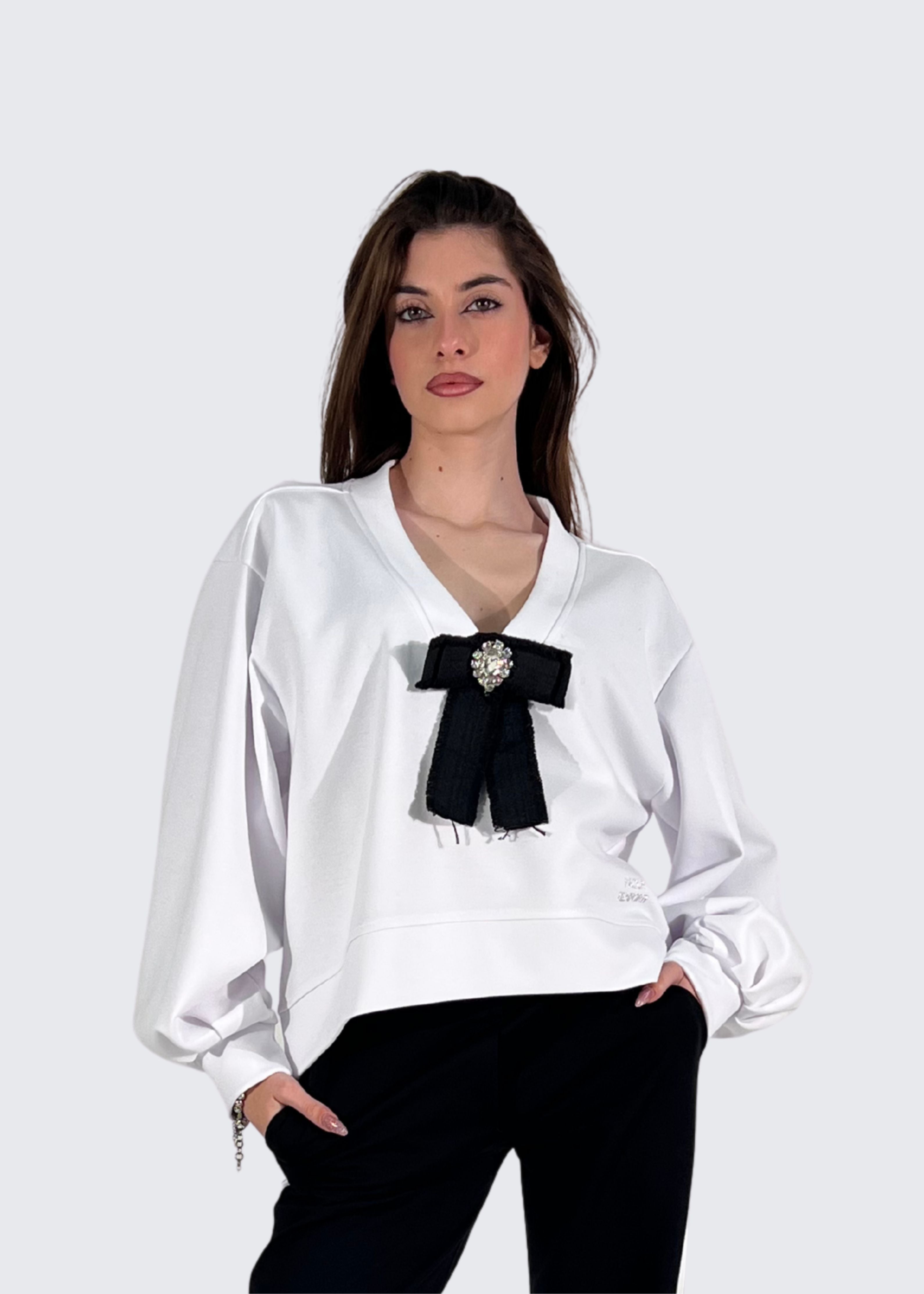 Felpa scollo a V con spilla