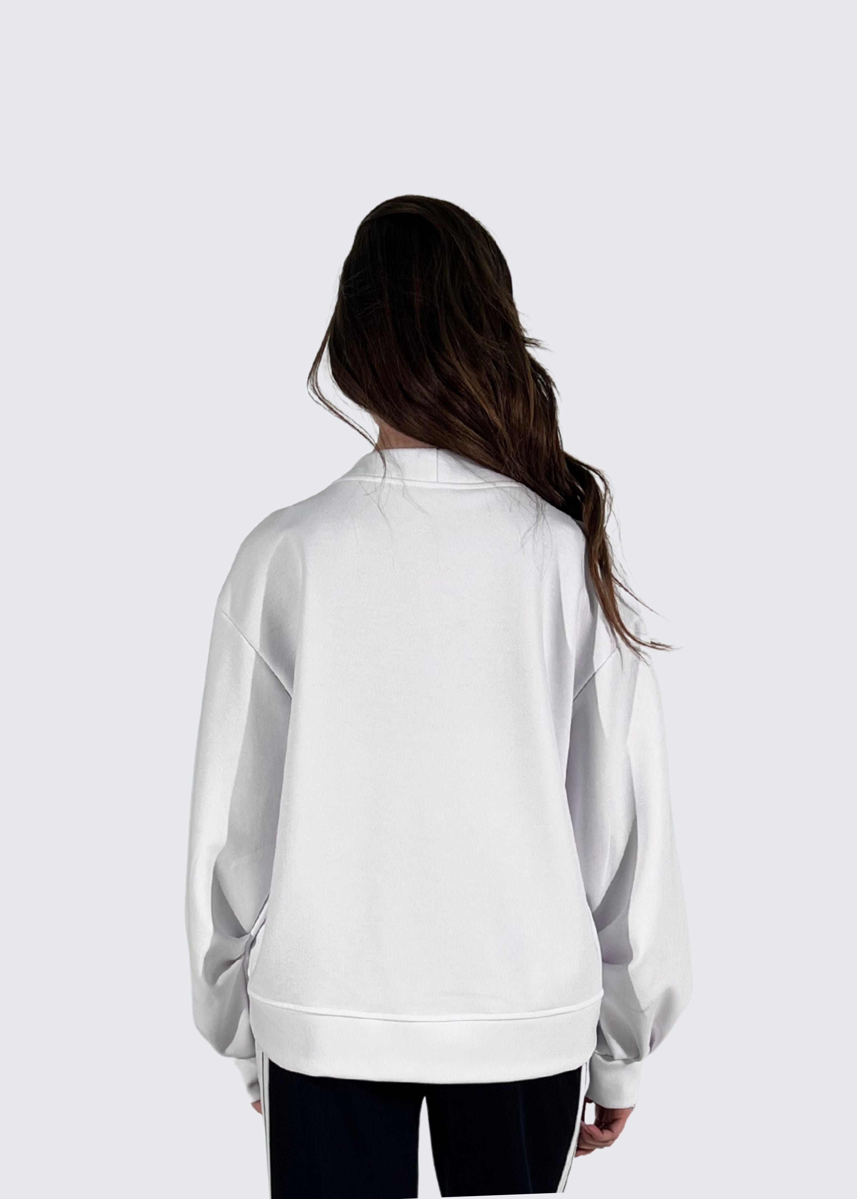 Felpa scollo a V con spilla