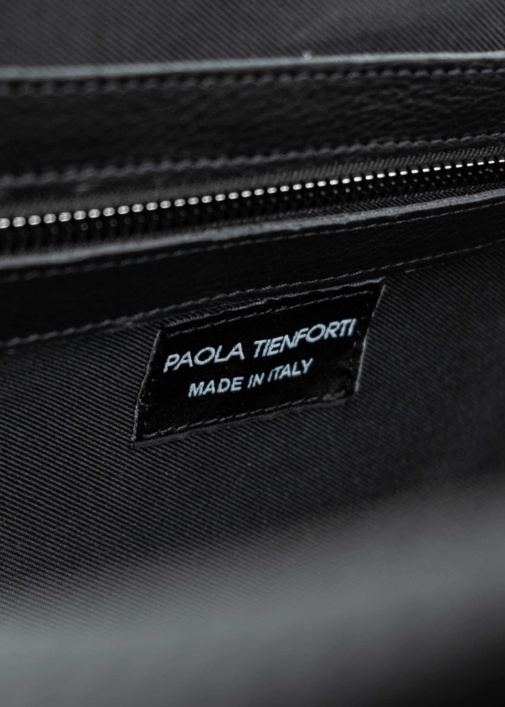 Bauletto large tessuto tecnico traforato e pelle con dettagli oro