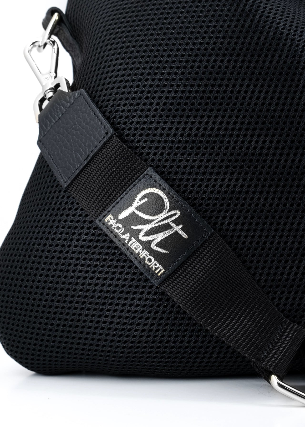 Sacca hobo in tessuto tecnico traforato con tasche e dettagli argento