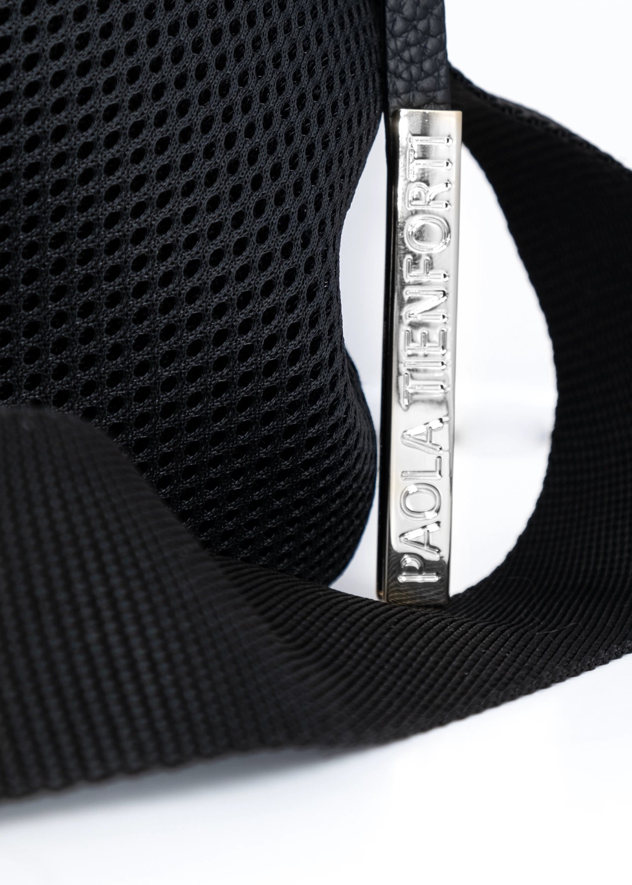 Sacca hobo in tessuto tecnico traforato con tasche e dettagli argento