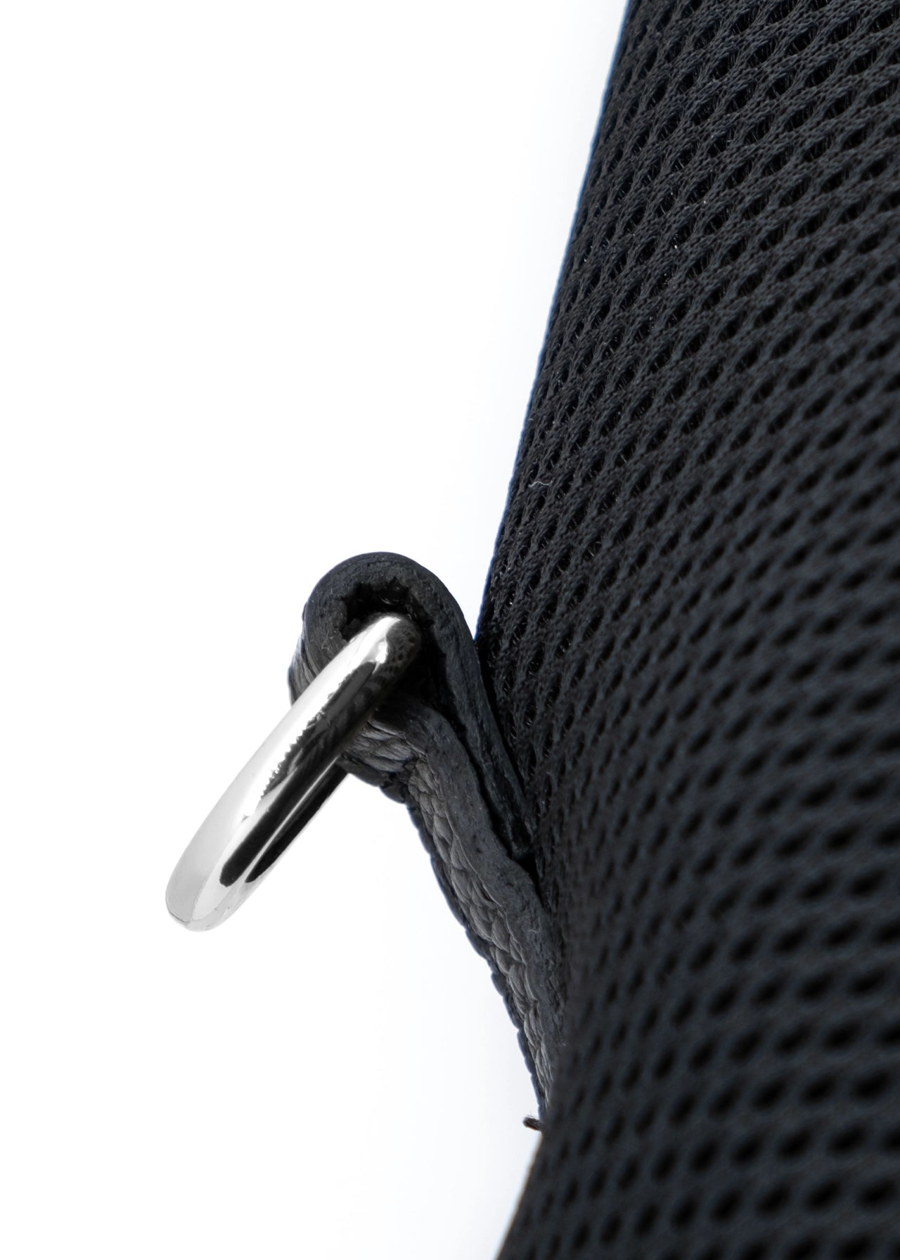 Sacca hobo in tessuto tecnico traforato con tasche e dettagli argento