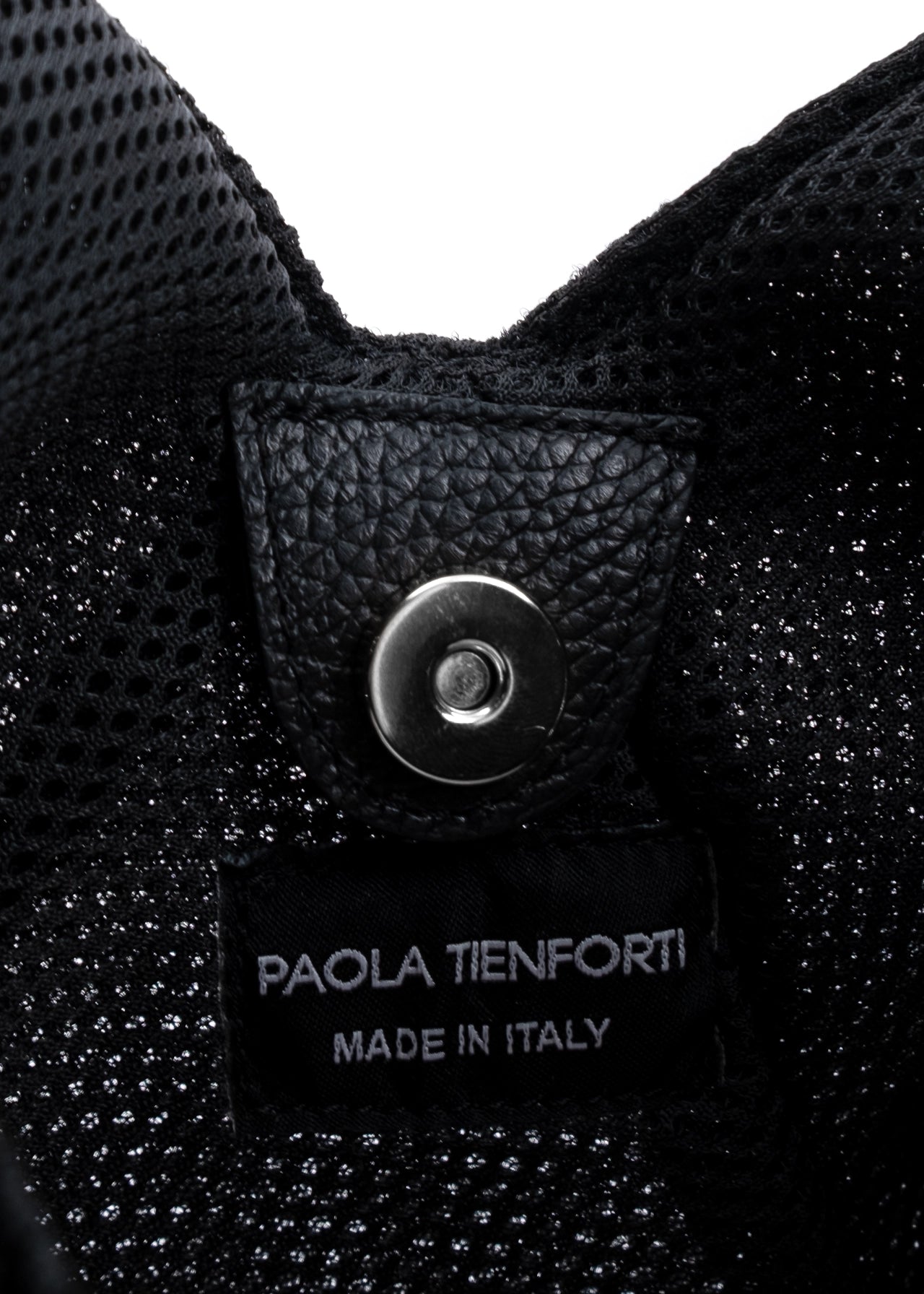 Sacca hobo in tessuto tecnico traforato con tasche e dettagli argento