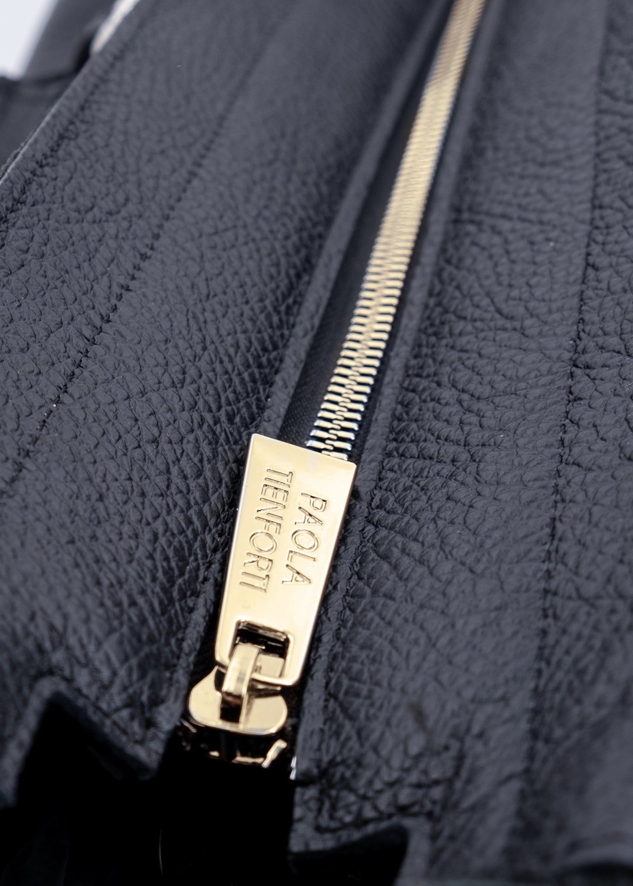 Shopper in pelle morbida con dettagli oro