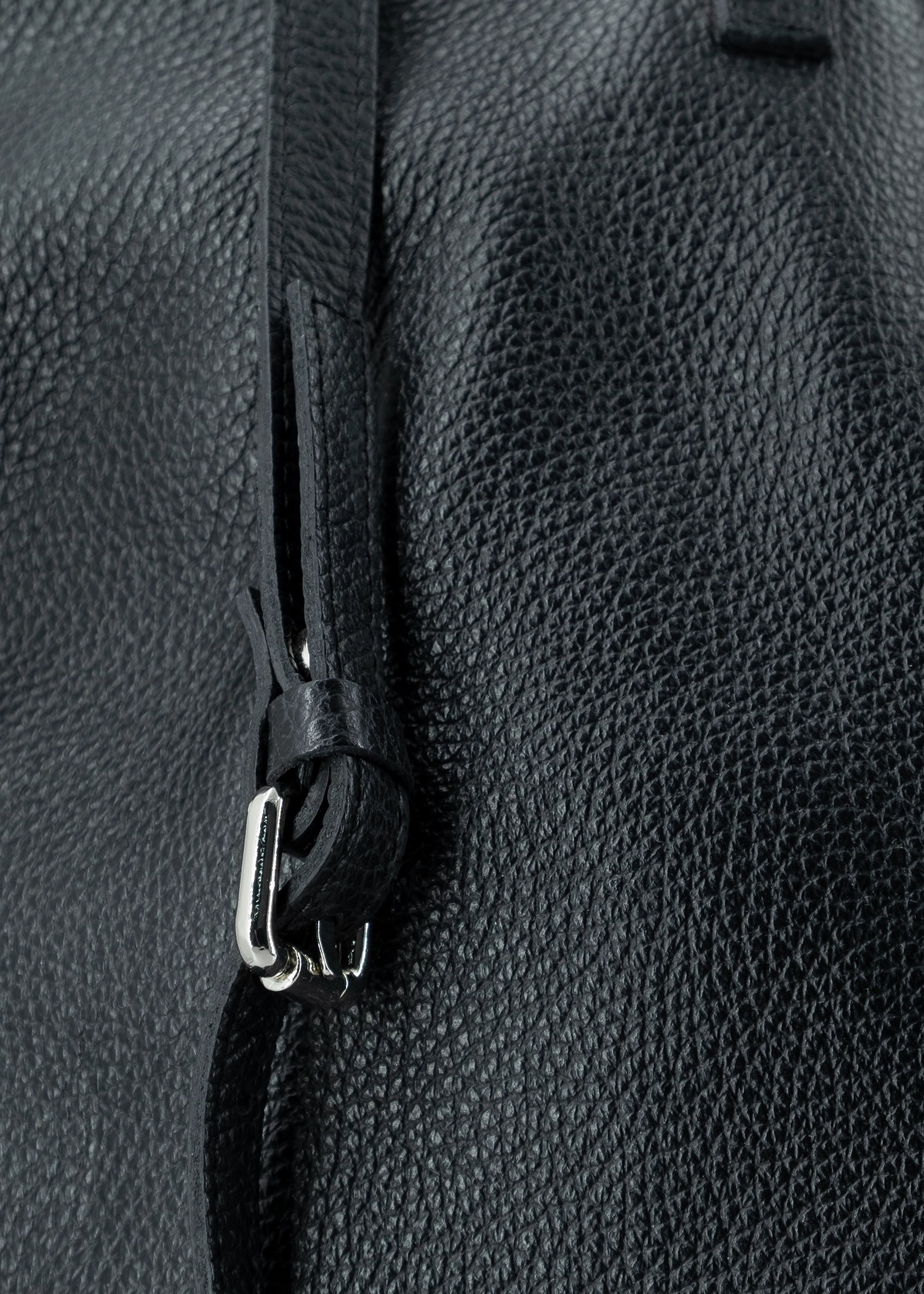 Shopper large in pelle morbida con dettagli oro