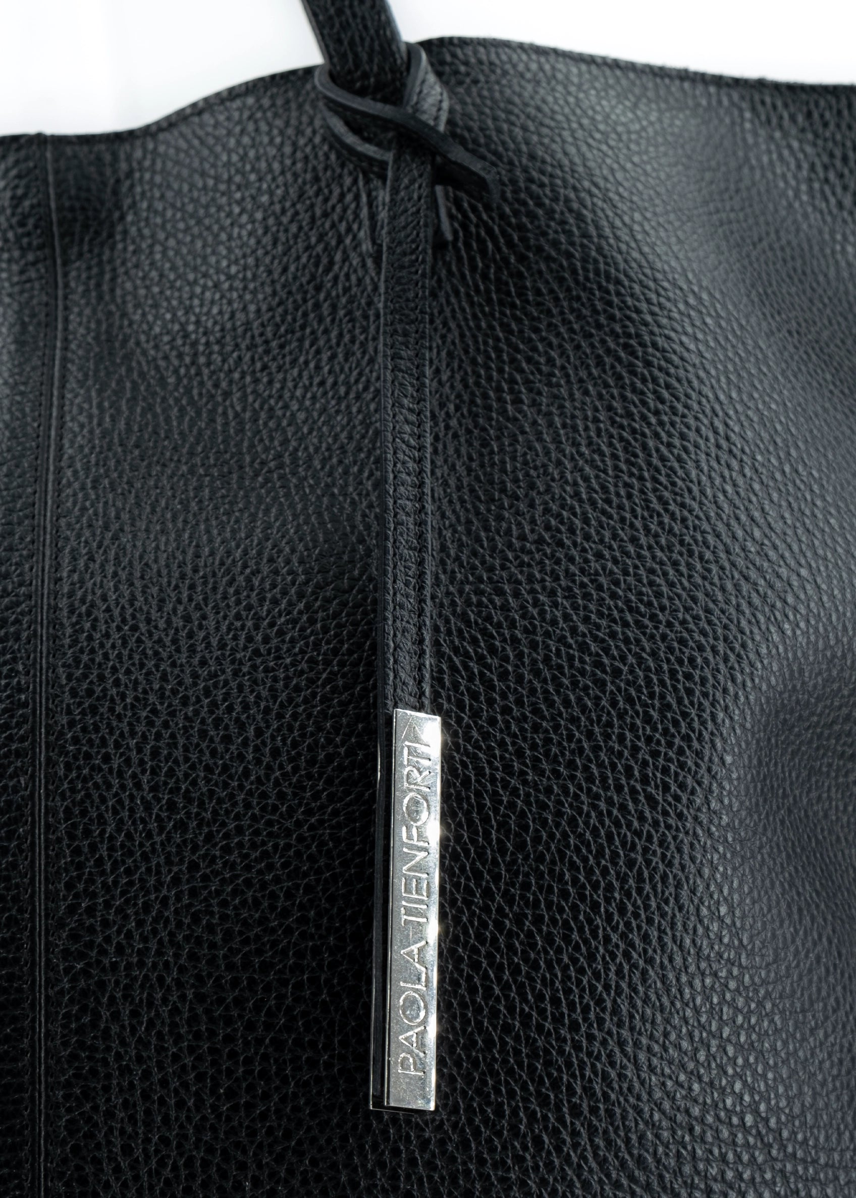 Shopper large in pelle morbida con dettagli oro