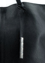 Shopper large in pelle morbida con dettagli oro