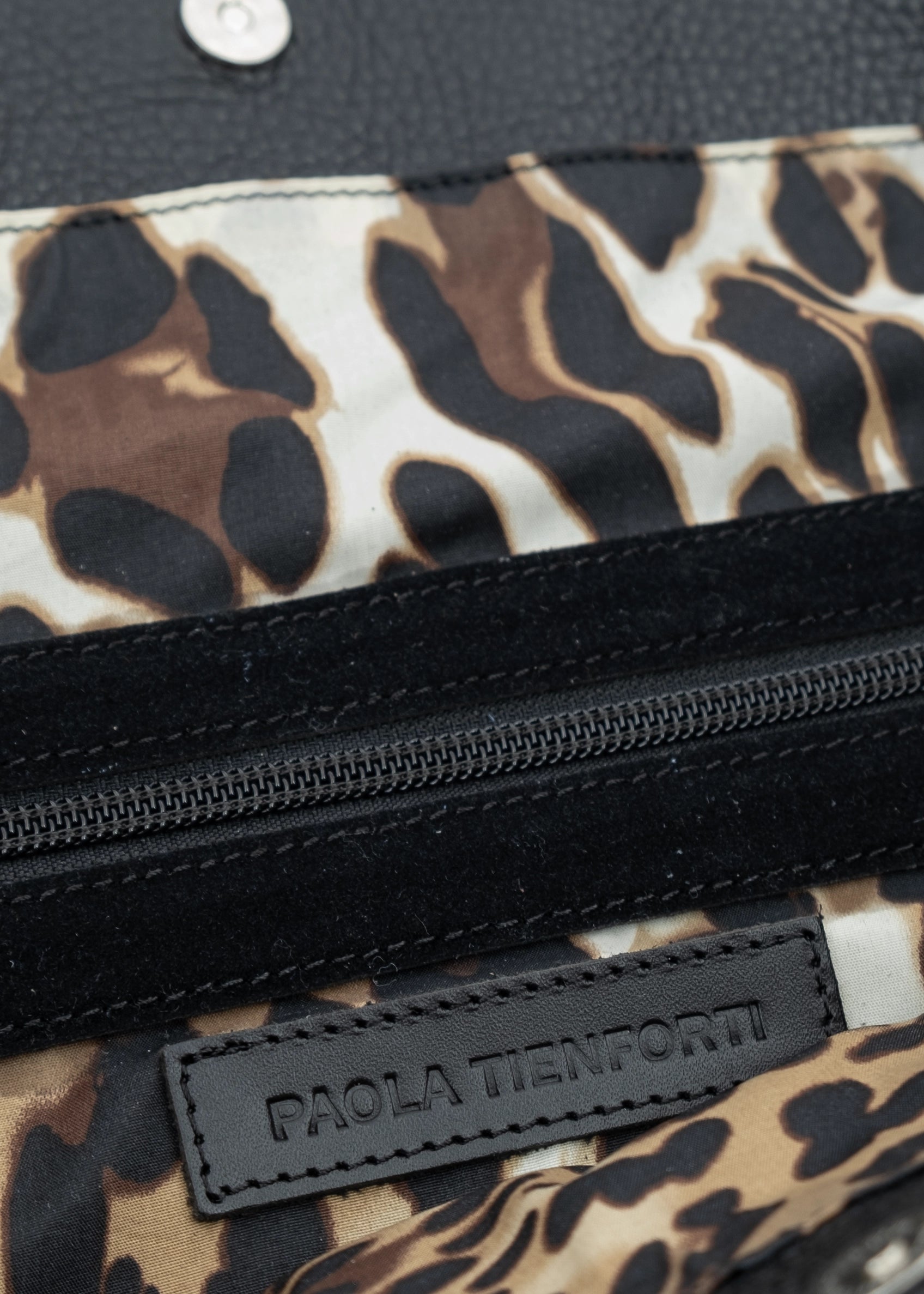 Shopper large in pelle morbida con dettagli oro
