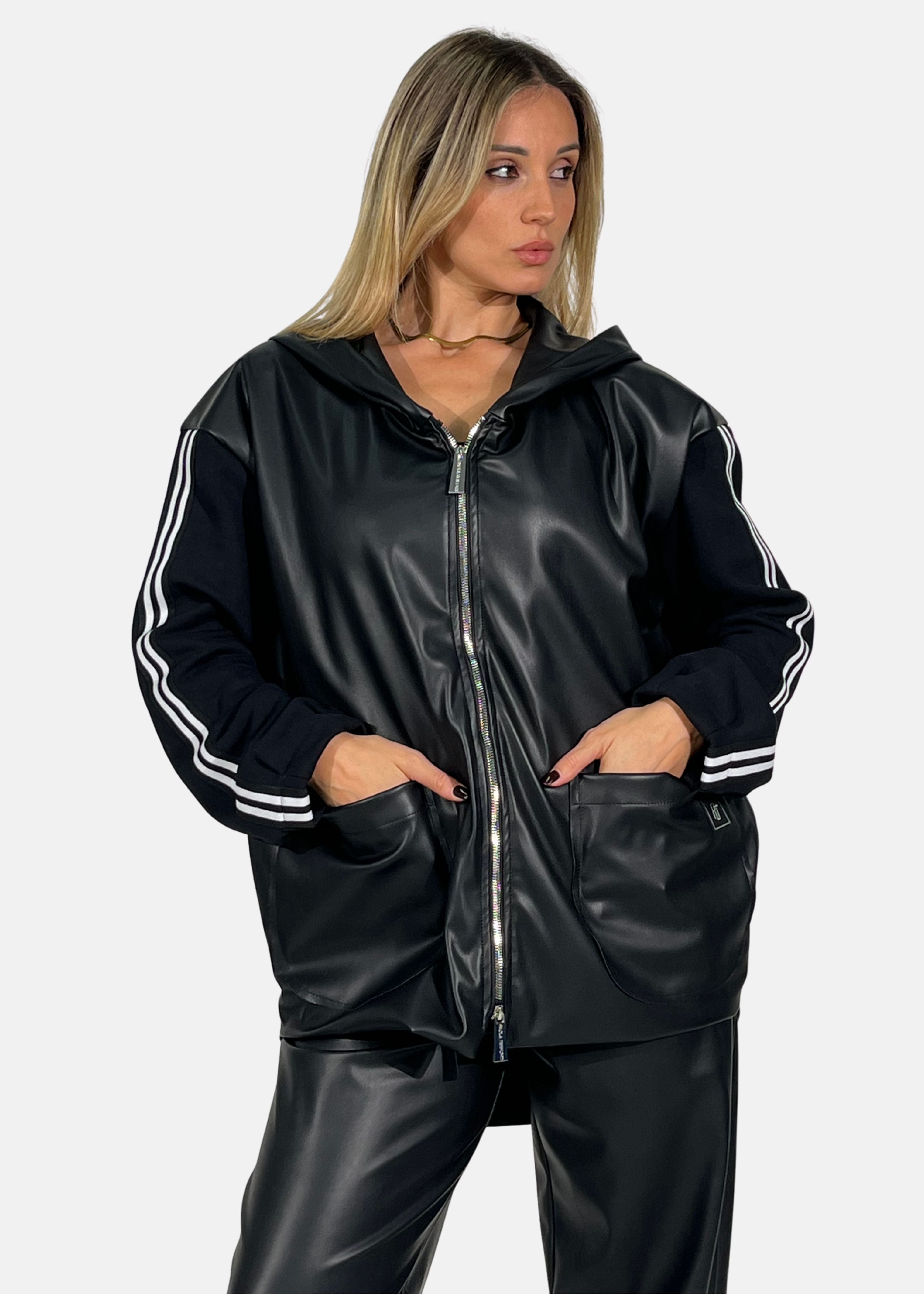 Giacca Over in ecopelle con maniche in felpa