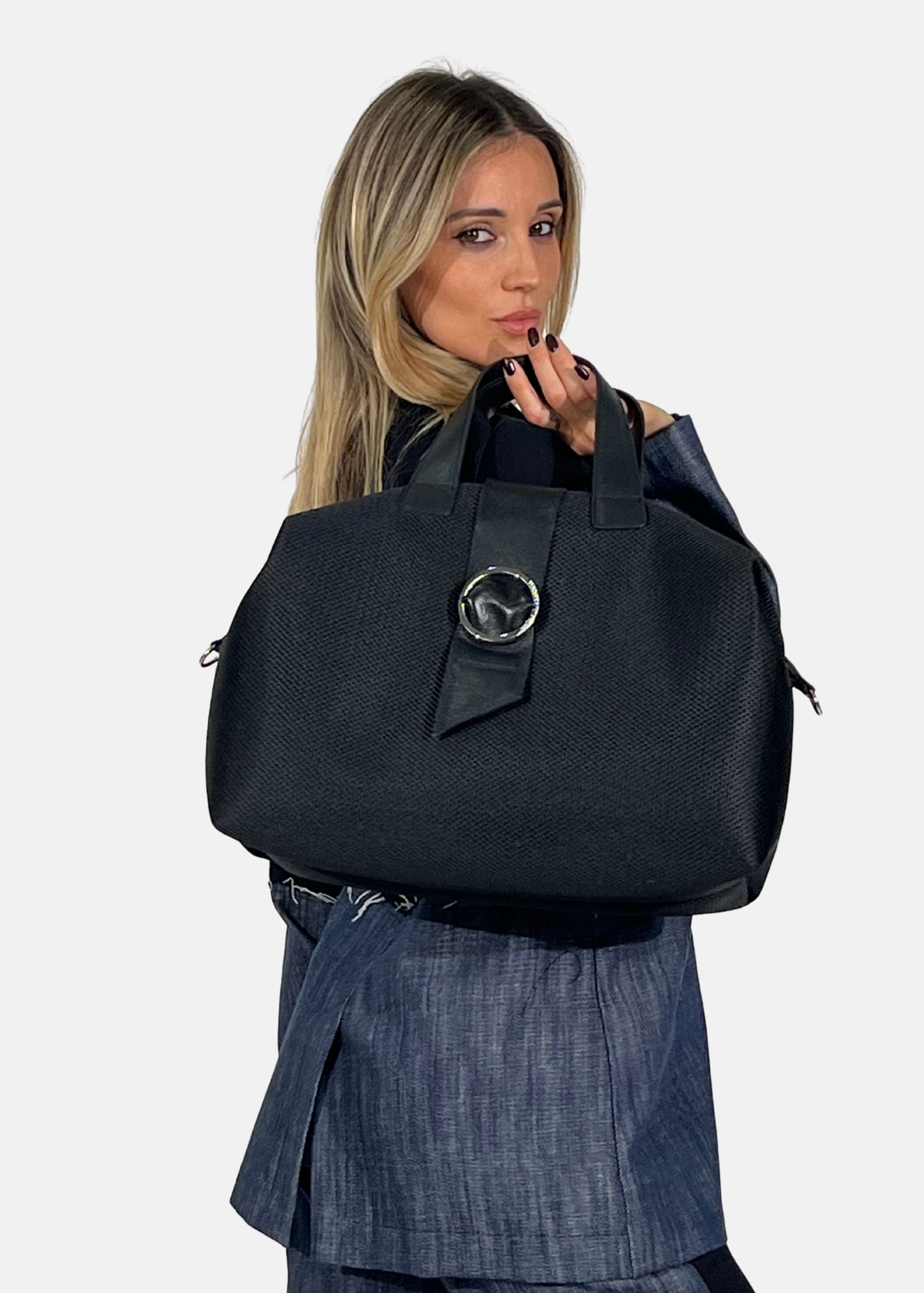 Bauletto con patta in tessuto tecnico traforato e pelle