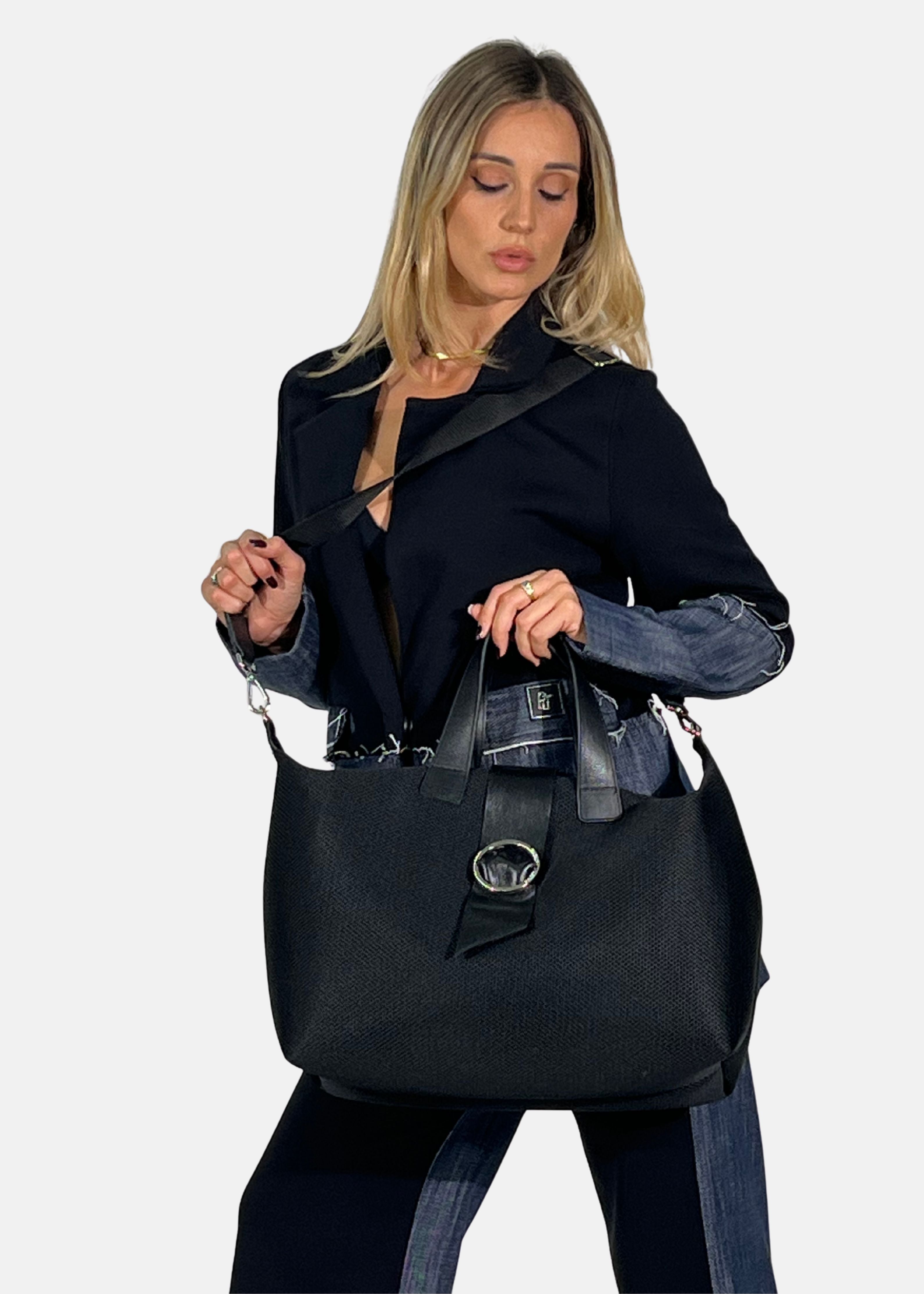 Bauletto con patta in tessuto tecnico traforato e pelle