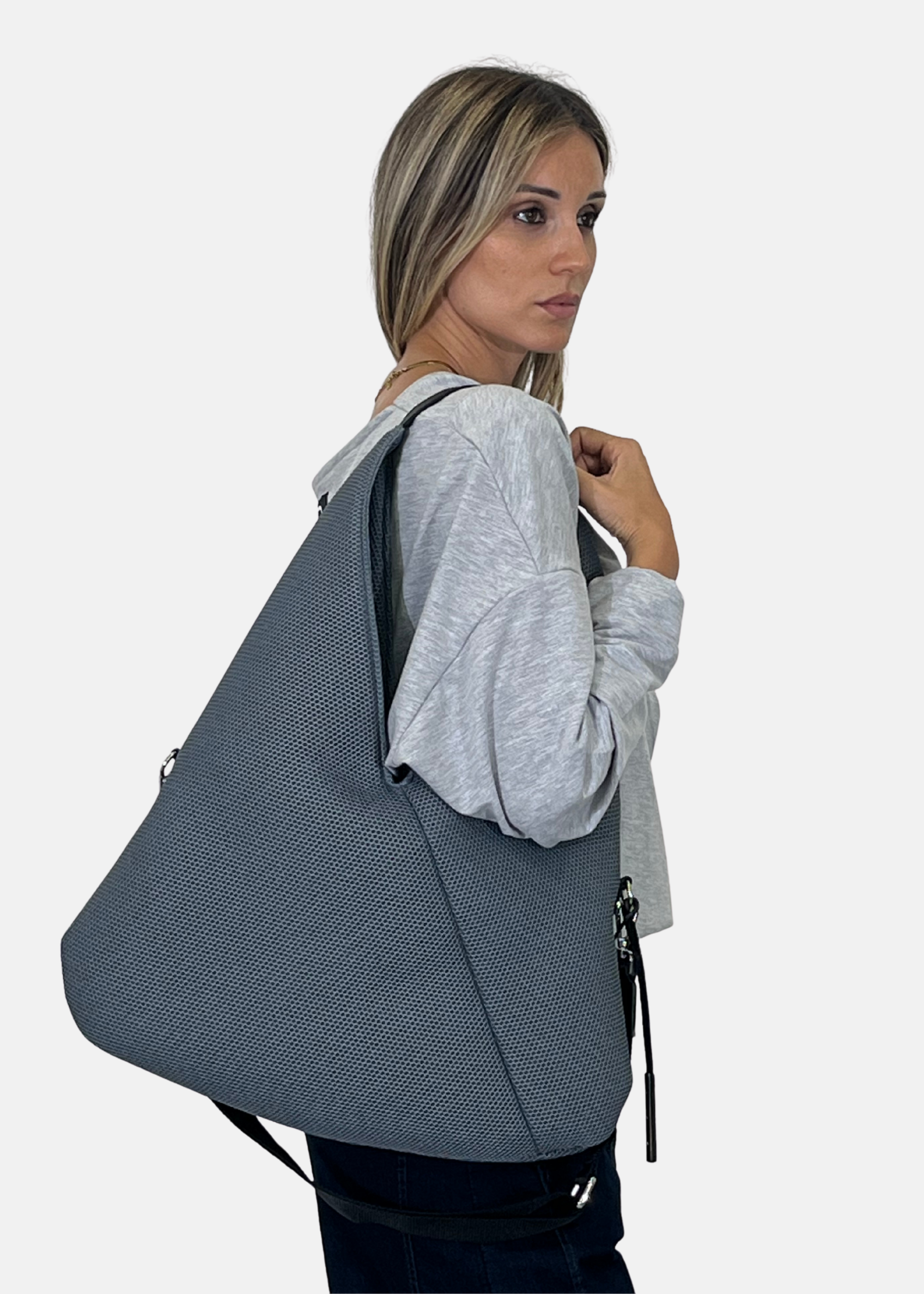 Sacca hobo in tessuto tecnico traforato con dettagli argento