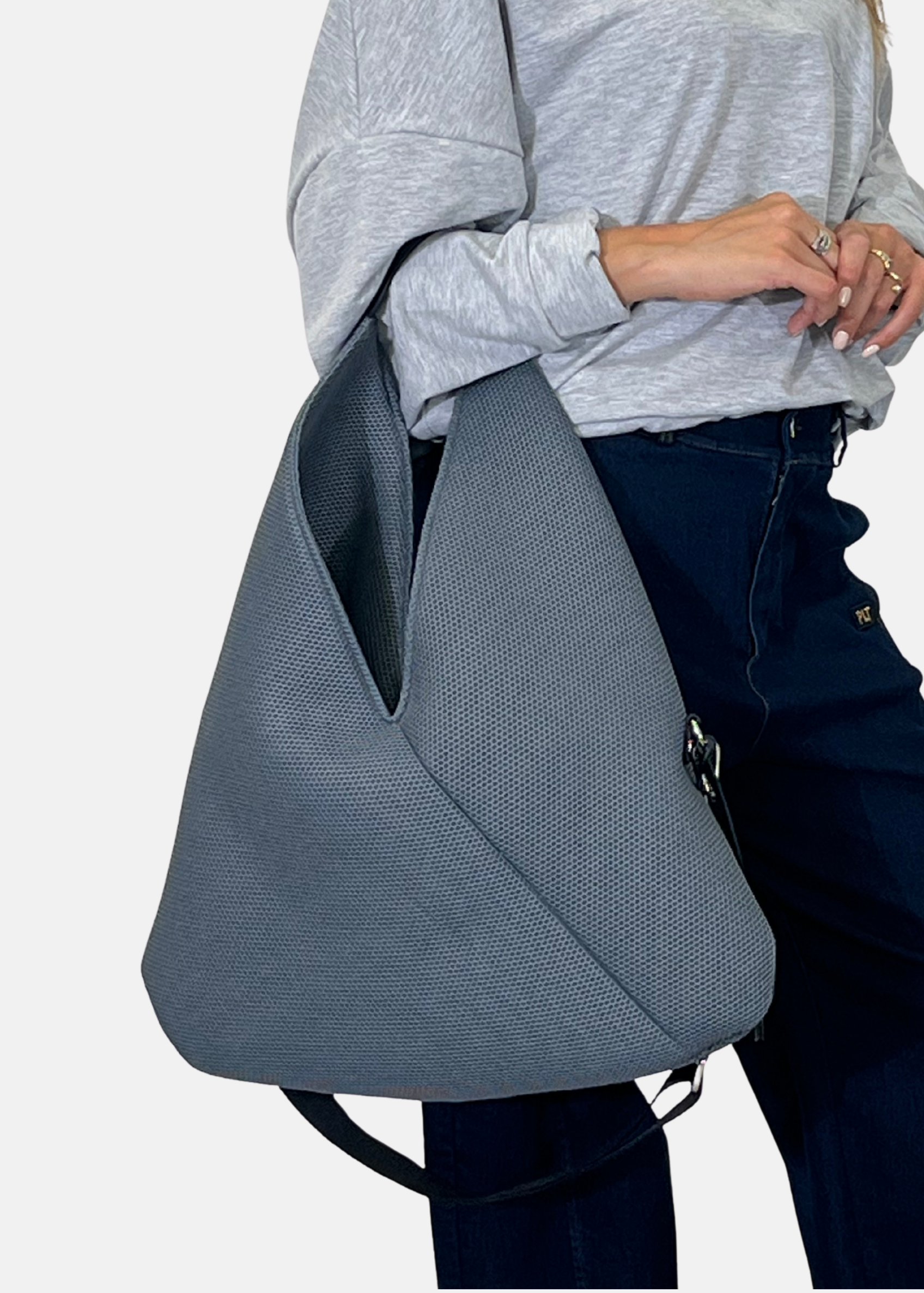 Sacca hobo in tessuto tecnico traforato con dettagli argento
