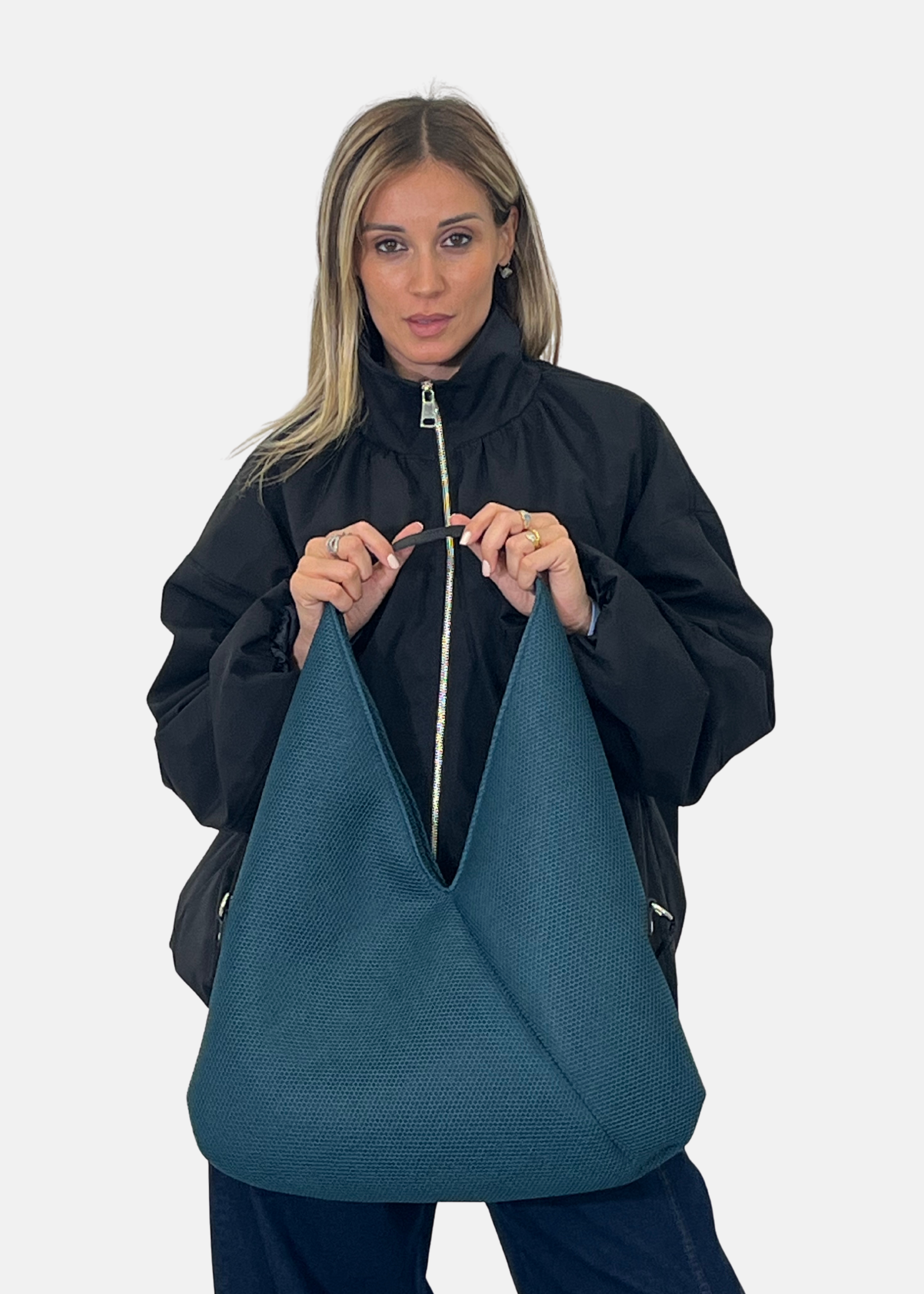 Sacca hobo in tessuto tecnico traforato con dettagli argento