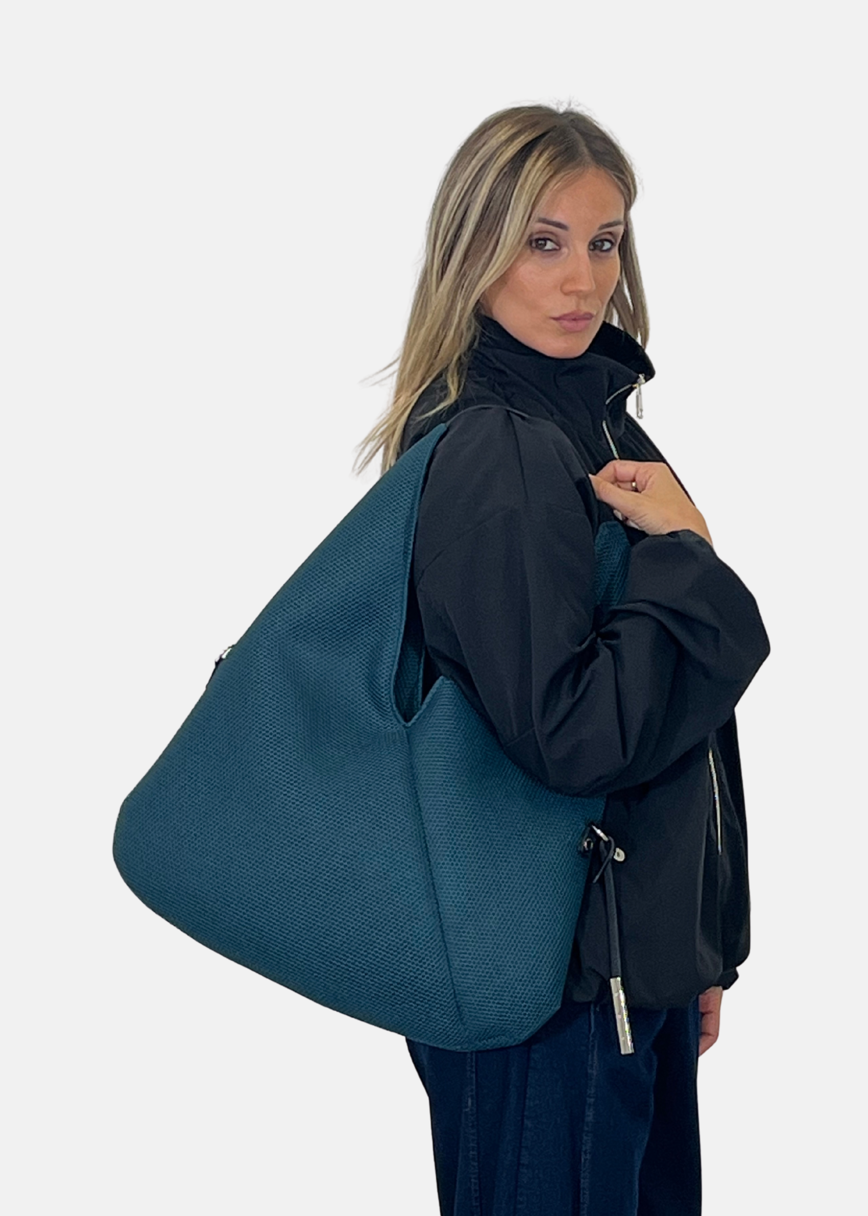 Sacca hobo in tessuto tecnico traforato con dettagli argento