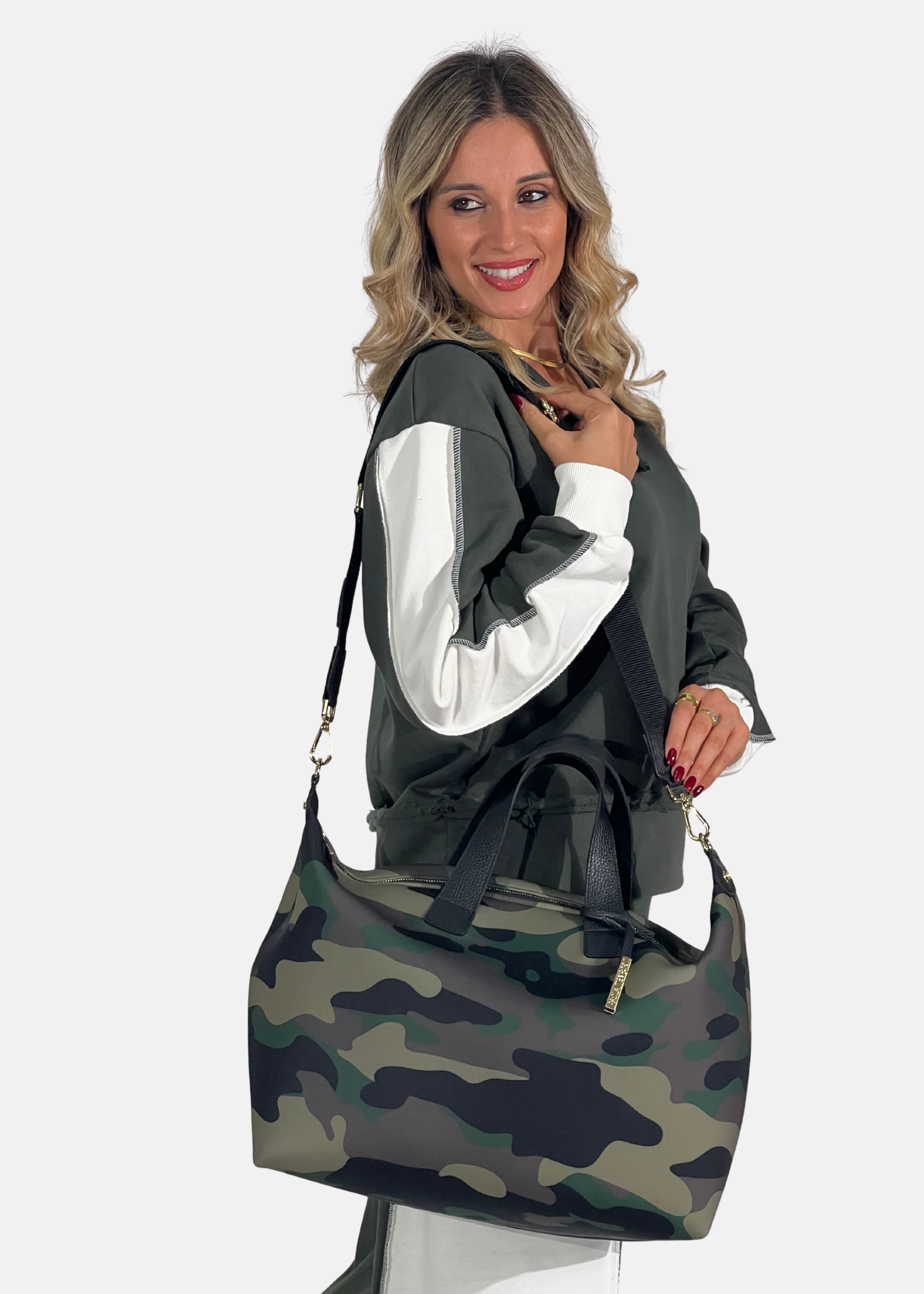 Bauletto large in neoprene camouflage con dettagli oro