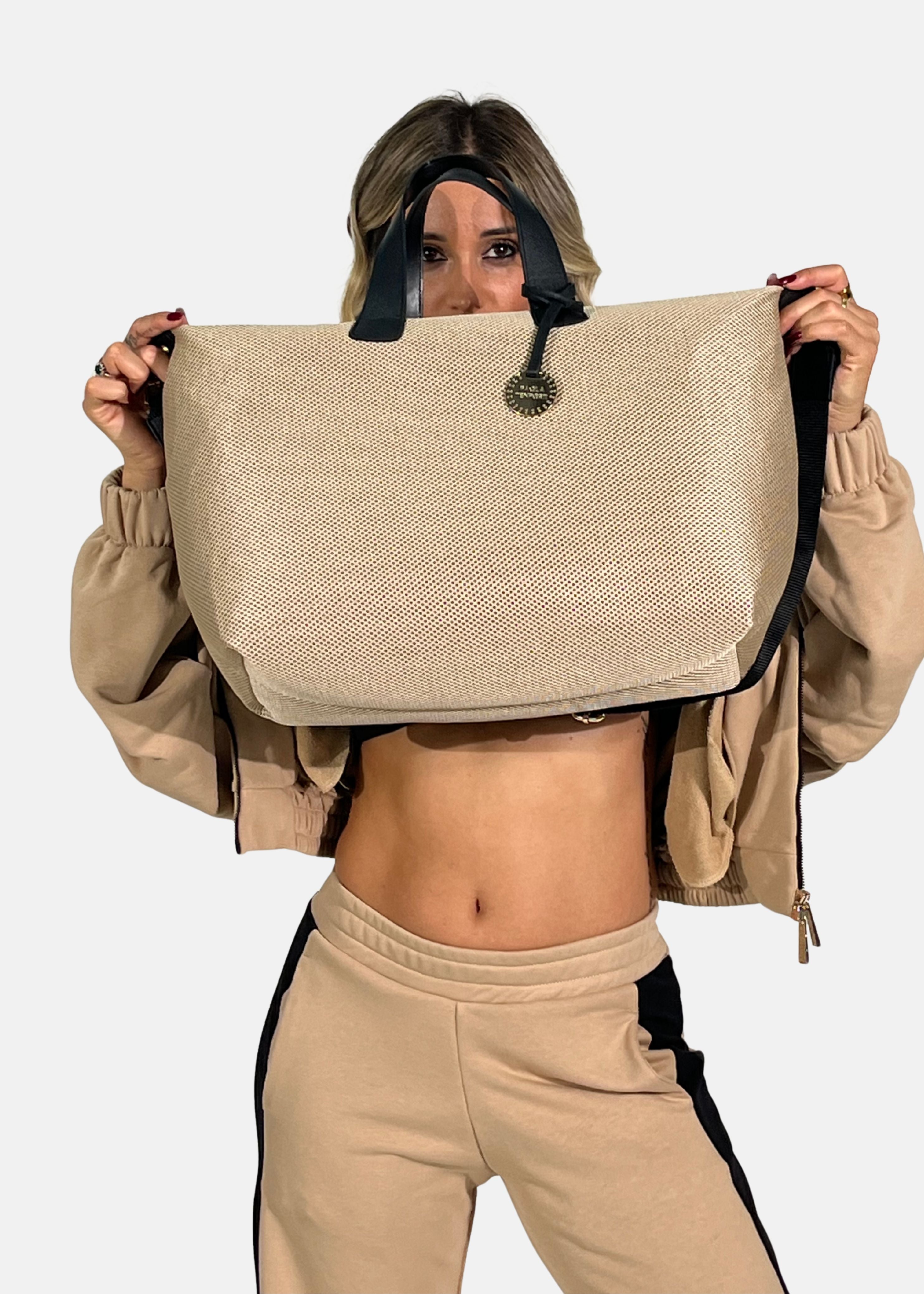 Bauletto large tessuto tecnico traforato e pelle con dettagli oro