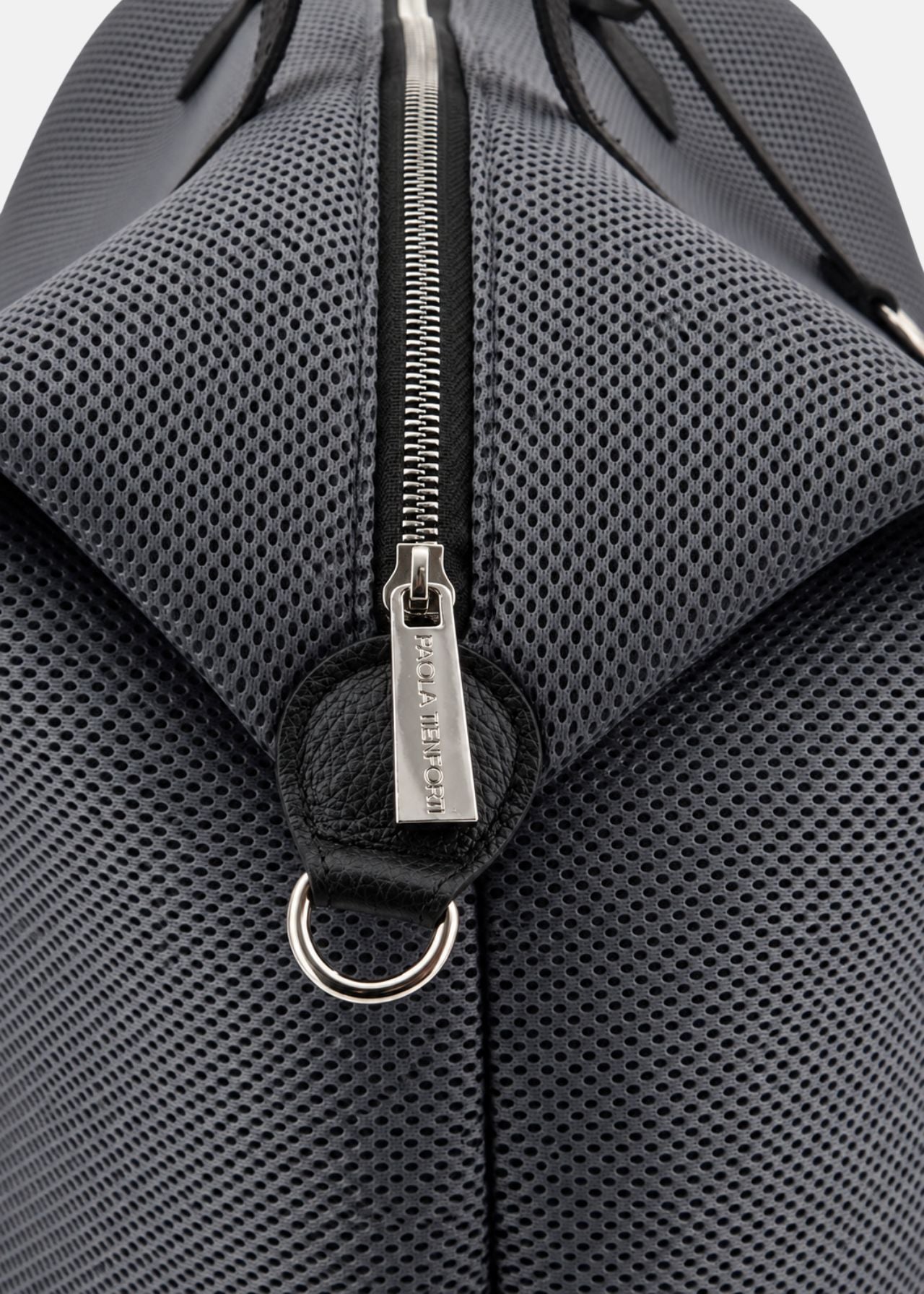 Bauletto large tessuto tecnico traforato e pelle con dettagli argento