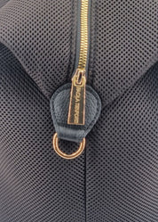 Bauletto large tessuto tecnico traforato e pelle con dettagli oro