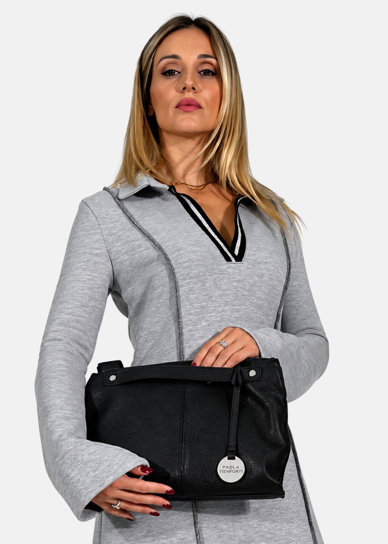 Borsa medium a tracolla  in pelle morbida con dettagli argento