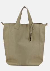 Shopper in pelle morbida con pendente oro