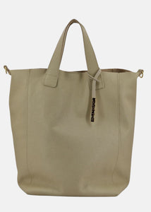 Shopper in pelle morbida con pendente oro