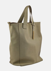 Shopper in pelle morbida con pendente oro