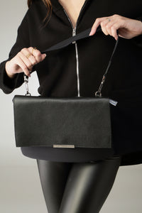 Pochette con patta in neoprene e pelle con dettagli argento