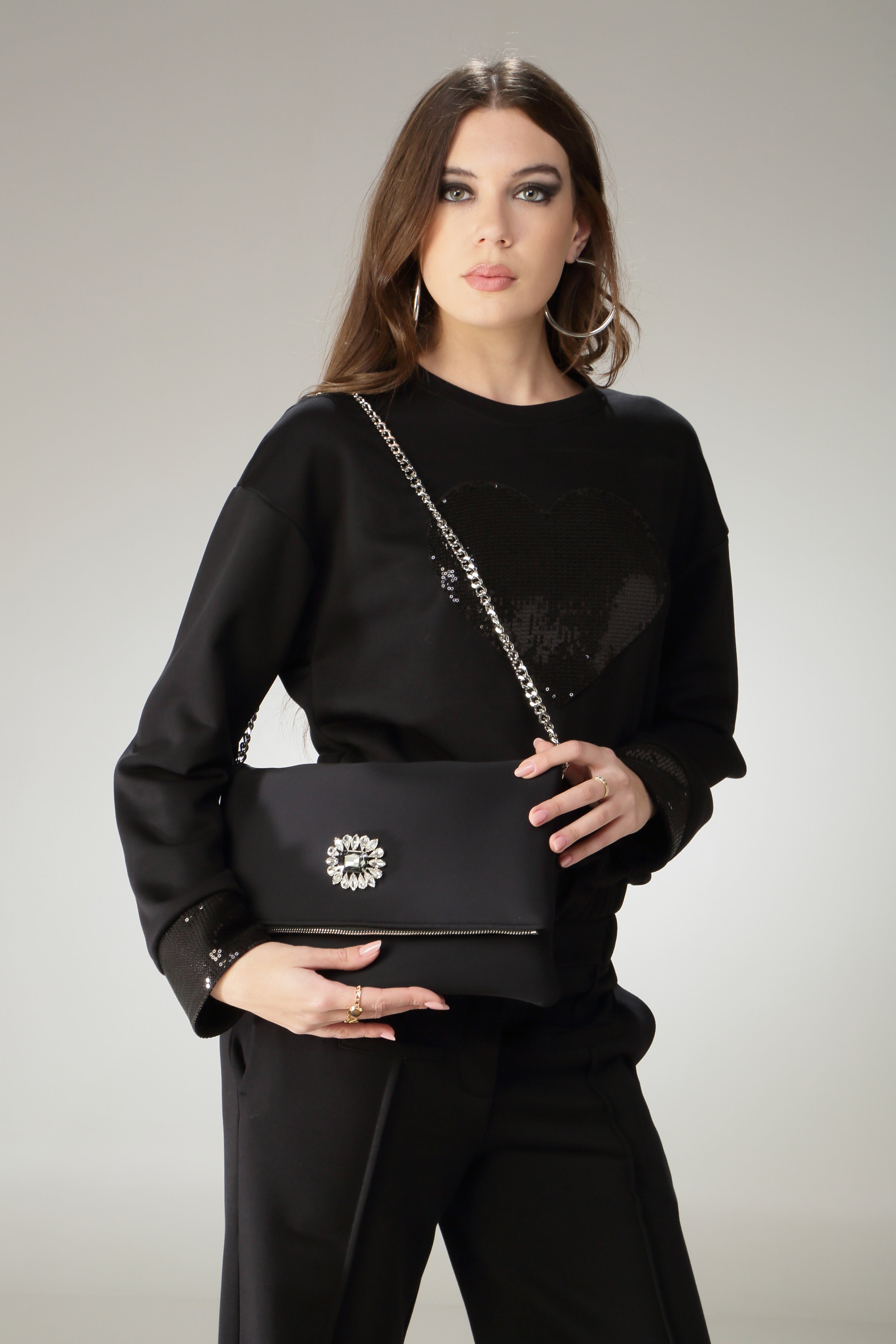 Pochette elegante con gioiello