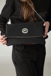 Pochette elegante con gioiello