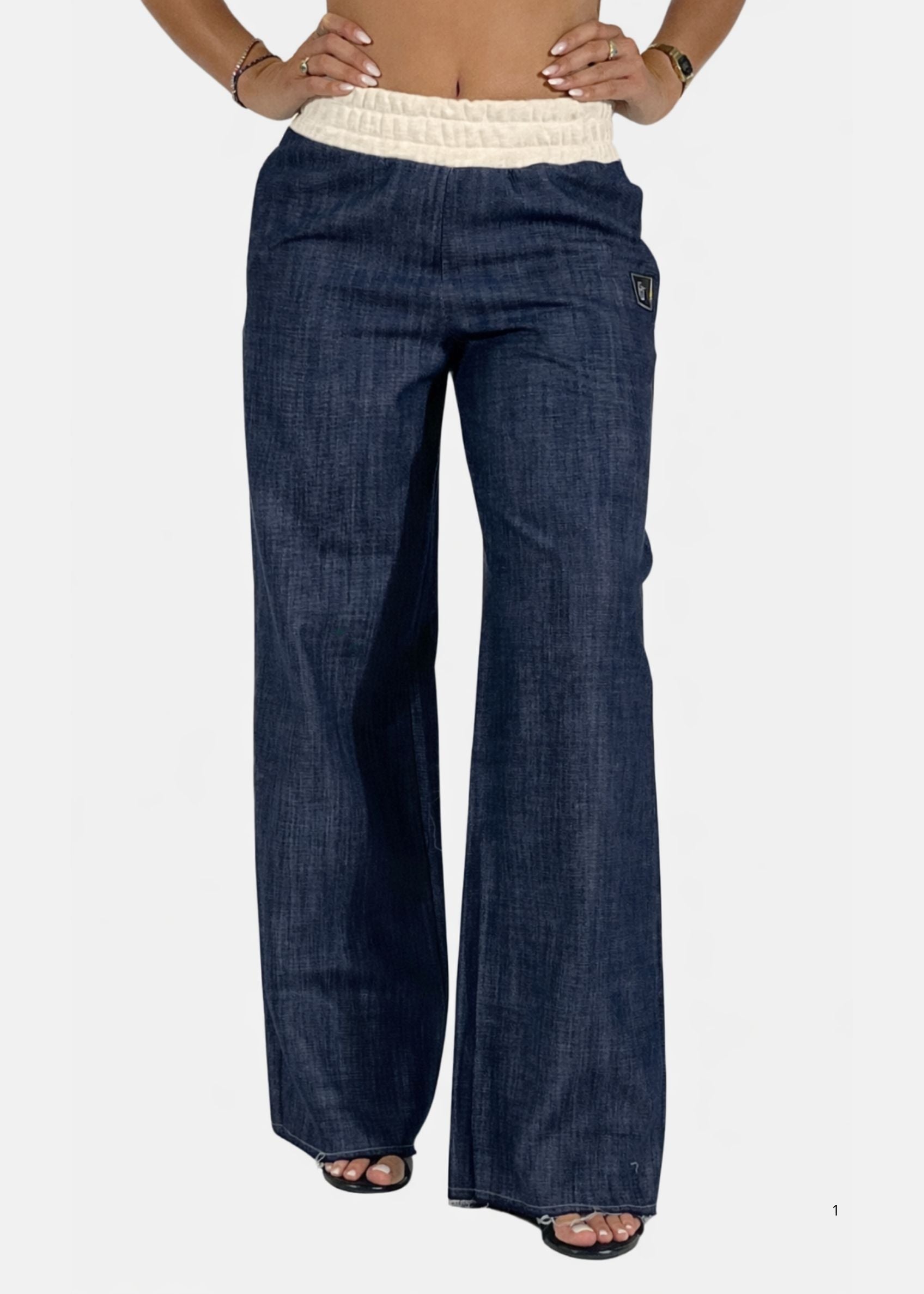 Pantalone a palazzo in jeans e felpa