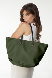 Shopper in nylon con rivetti oro