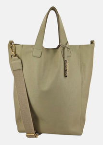 Shopper in pelle morbida con pendente oro