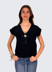 T-Shirt in cotone stretch con spilla