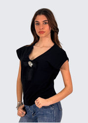 T-Shirt in cotone stretch con spilla