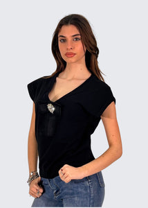 T-Shirt in cotone stretch con spilla