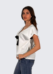 T-Shirt in cotone stretch con spilla