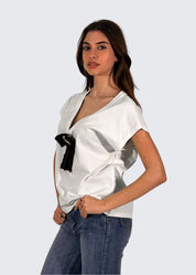 T-Shirt in cotone stretch con spilla