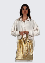 Shopper in pelle laminata con dettagli oro