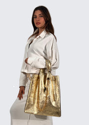 Shopper in pelle laminata con dettagli oro