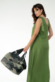 Bauletto large in neoprene camouflage con dettagli oro